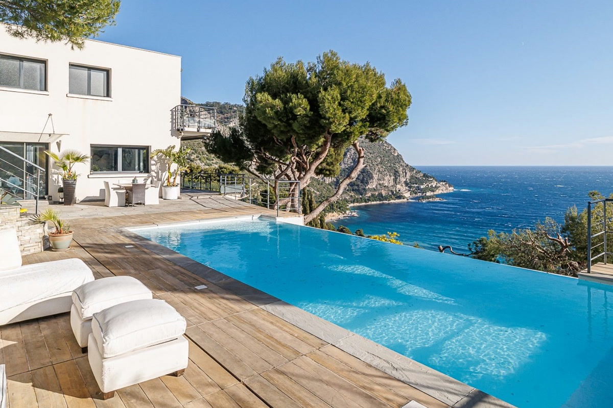 Villa contemporaine avec piscine à débordement et vue mer à Èze bord de mer