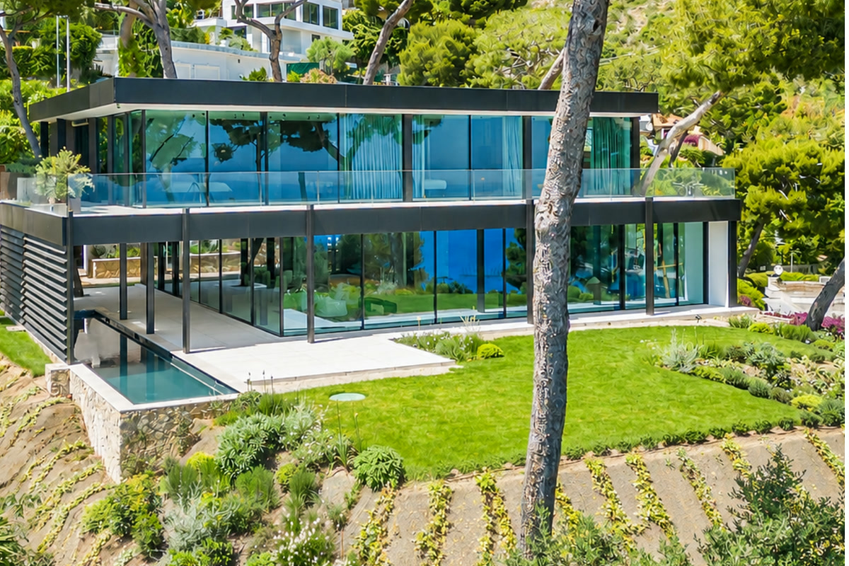 Villa d'architecte en verre et acier avec piscine à débordement à Èze bord de mer